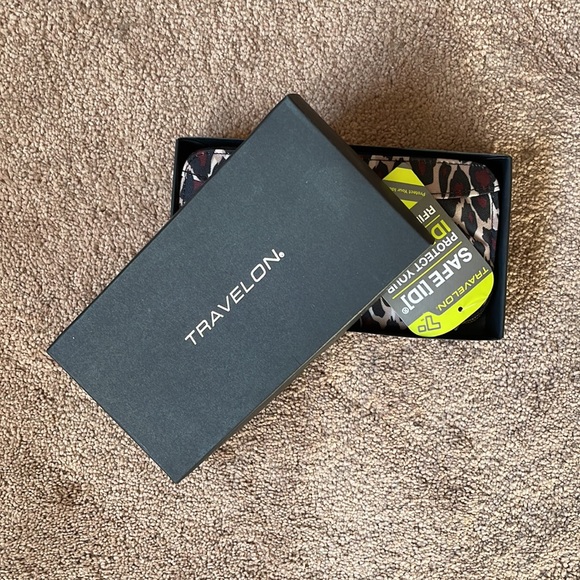 Travelon Leopard Print Wallet/Wristlet - Picture 7 of 7